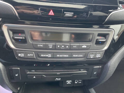 2022 Honda Pilot Touring w/Rear Captain's Chairs