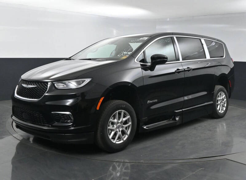 2025 Chrysler Pacifica Select