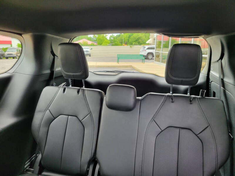 2027 Chrysler Pacifica Select