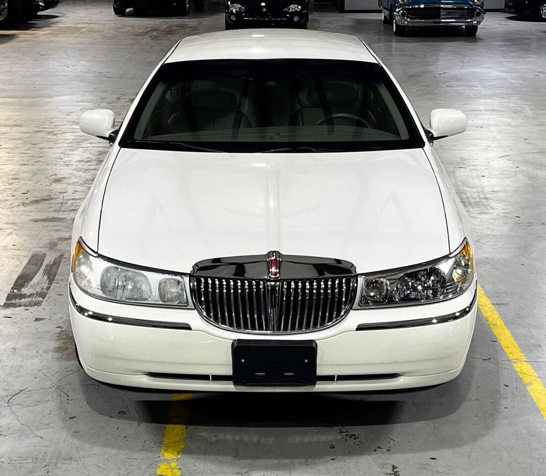 2002 Lincoln Town Car for sale at Carnival Car Company in Victoria, TX