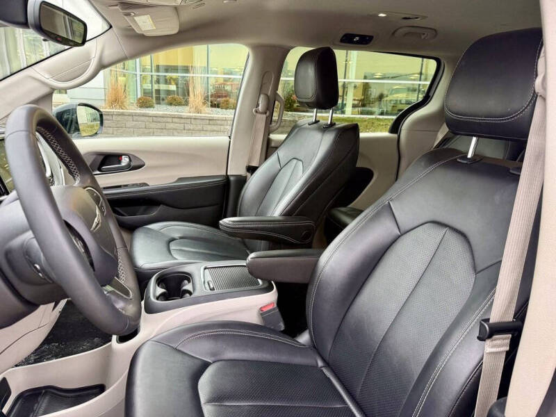 2024 Chrysler Pacifica Plug-In Hybrid Select