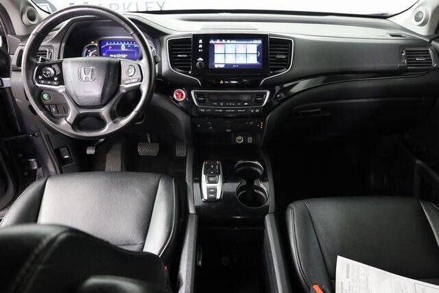 2019 Honda Pilot Touring w/Rear Captain's Chairs