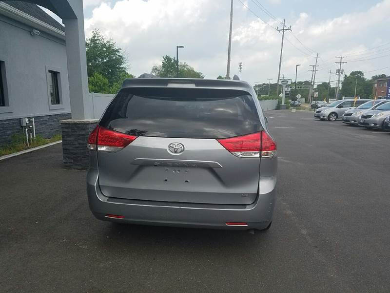 2013 Toyota Sienna LE 8-Passenger