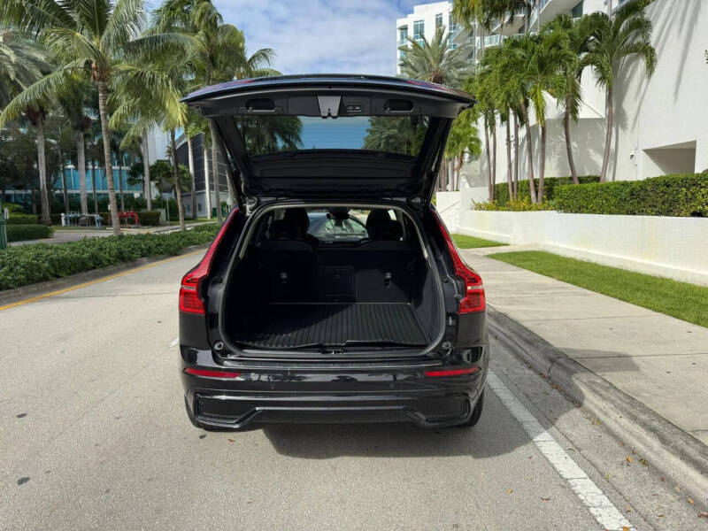 2025 Volvo XC60 B5 Core Dark Theme