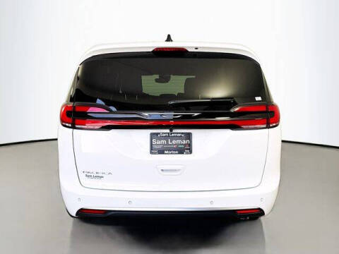 2027 Chrysler Pacifica Select
