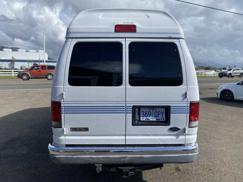 2004 Ford E-Series E-250 SD