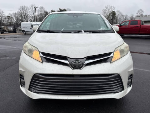 2018 Toyota Sienna XLE 7-Passenger Auto Access Seat