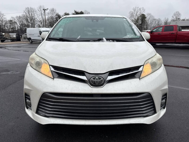 2018 Toyota Sienna XLE 7-Passenger Auto Access Seat