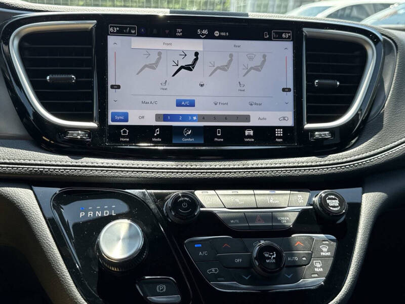 2026 Chrysler Pacifica Select