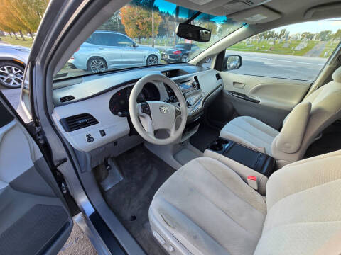2013 Toyota Sienna LE 7-Passenger