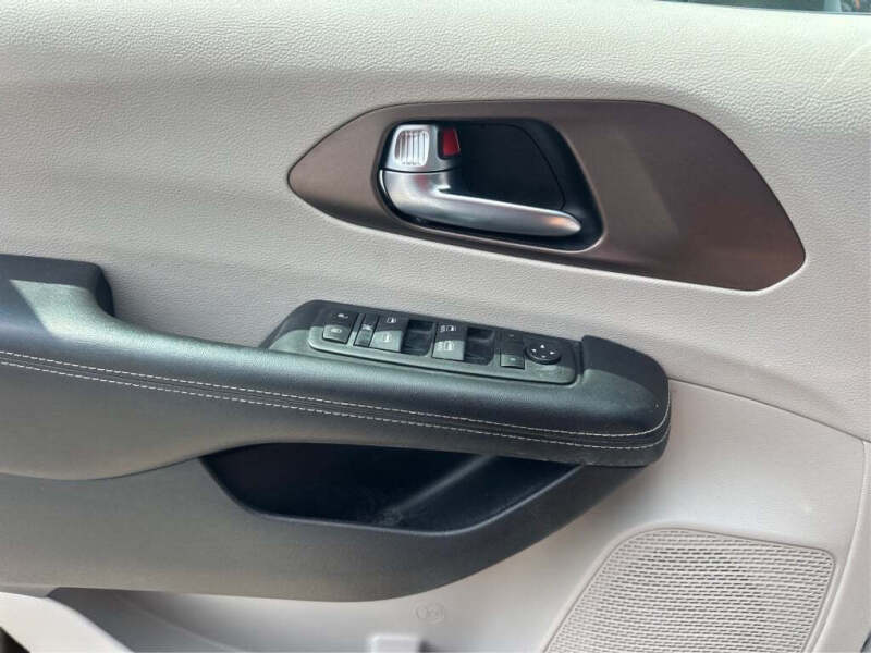 2022 Chrysler Voyager LX