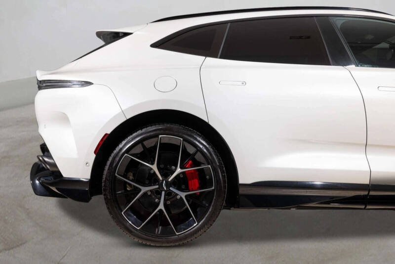 2025 Aston Martin DBX 707