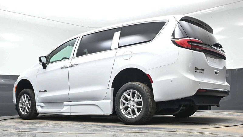 2025 Chrysler Pacifica Select