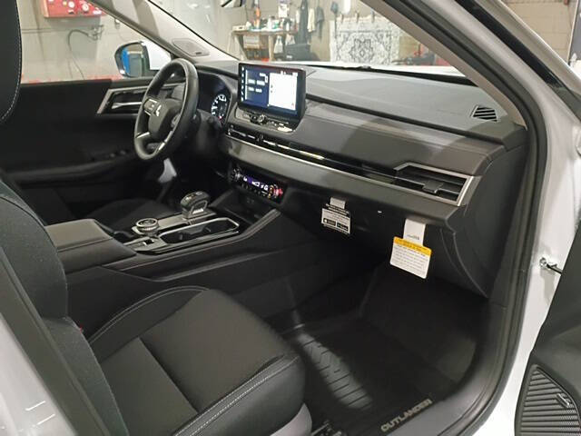 2025 Mitsubishi Outlander ES