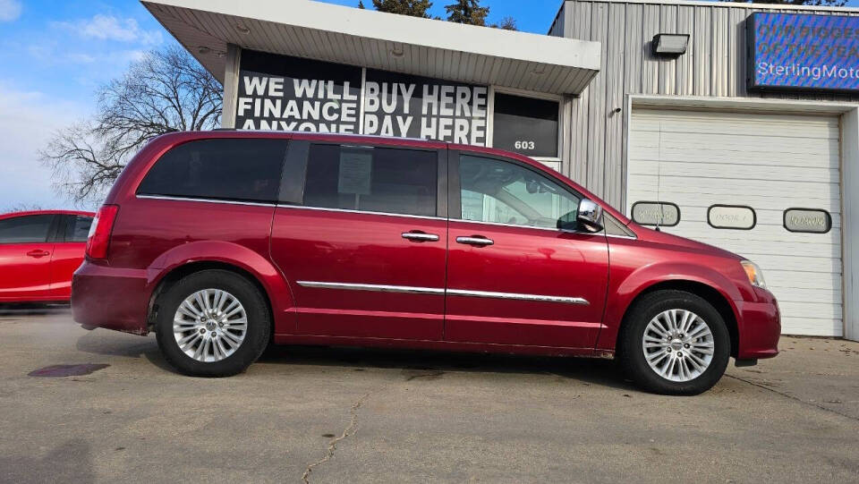2012 Chrysler Town & Country Limited's photo