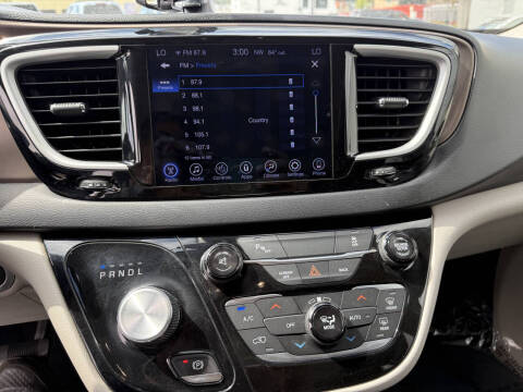 2017 Chrysler Pacifica Touring-L