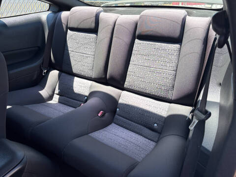 2005 Ford Mustang V6 Deluxe