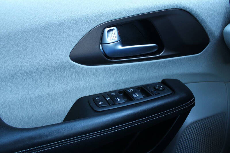 2022 Chrysler Voyager LX