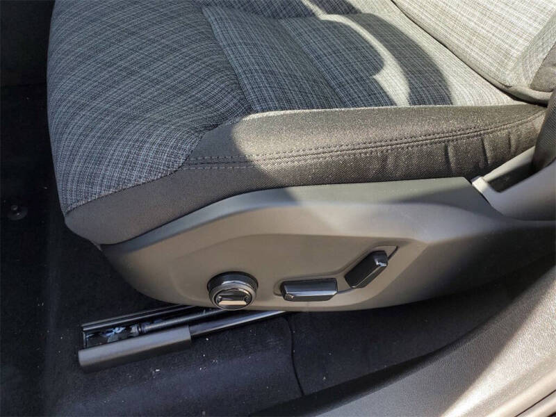 2025 Volvo XC60 B5 Core Dark Theme