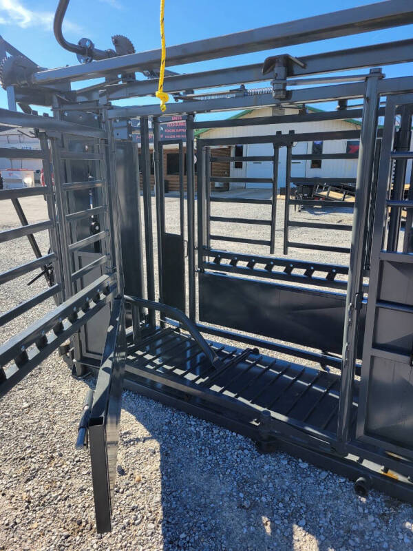 2025 Cattleman Manual w/Solid Floor