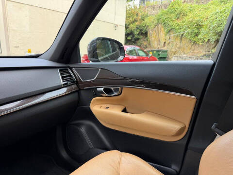 2017 Volvo XC90 T6 Momentum