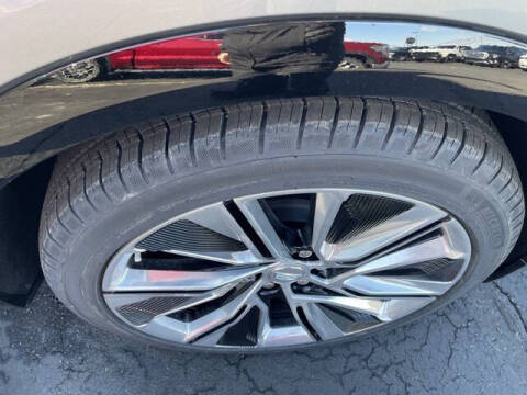 2025 Cadillac LYRIQ Luxury 3