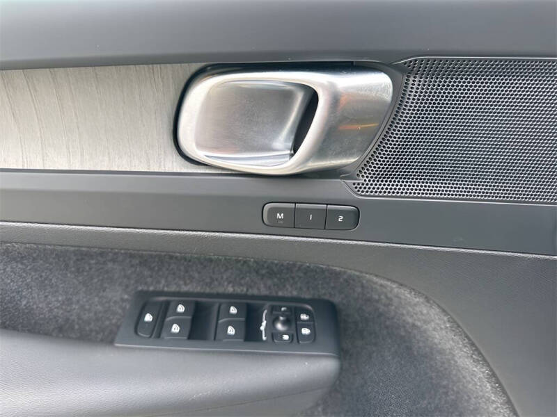 2025 Volvo XC40 B5 Plus Dark Theme