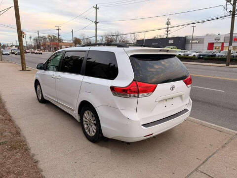 2013 Toyota Sienna XLE 8-Passenger