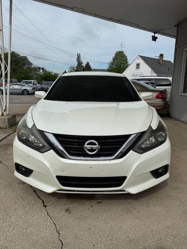 Used 2017 Nissan Altima SR with VIN 1N4AL3AP3HC268274 for sale in Hilliard, OH