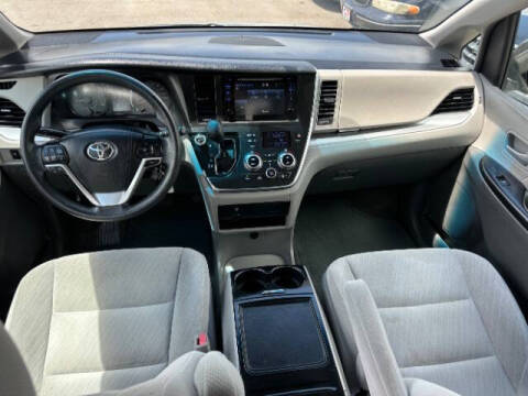 2017 Toyota Sienna LE 8-Passenger