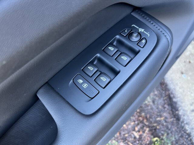 2025 Volvo XC60 B5 Plus Dark Theme