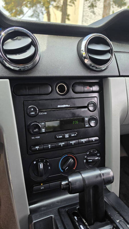2007 Ford Mustang V6 Deluxe