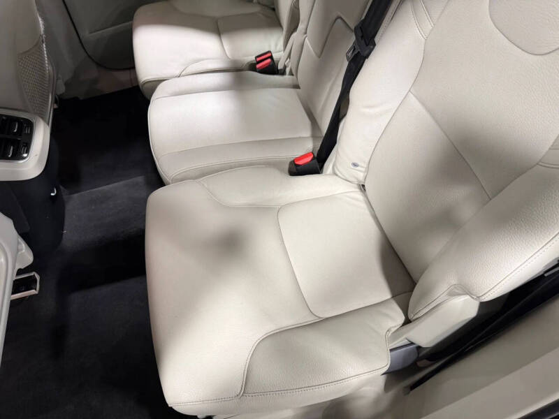 2016 Volvo XC90 T6 Momentum