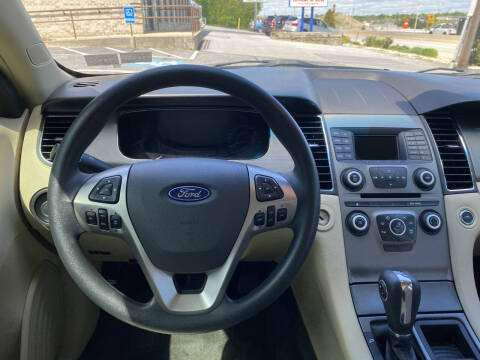 2016 Ford Taurus SE