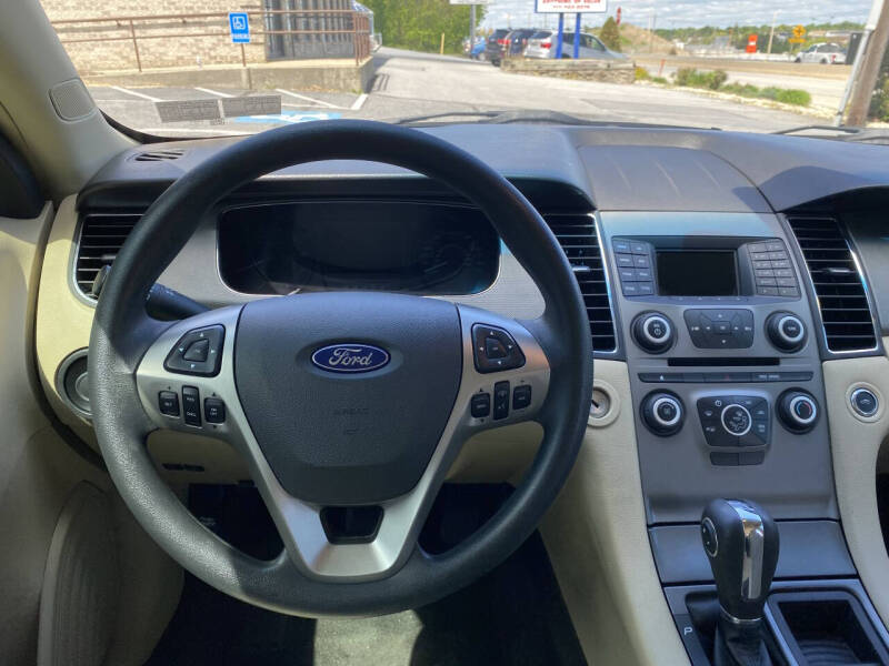 2016 Ford Taurus SE