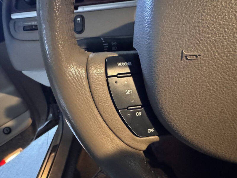 2005 Lincoln Town Car Signature Limited