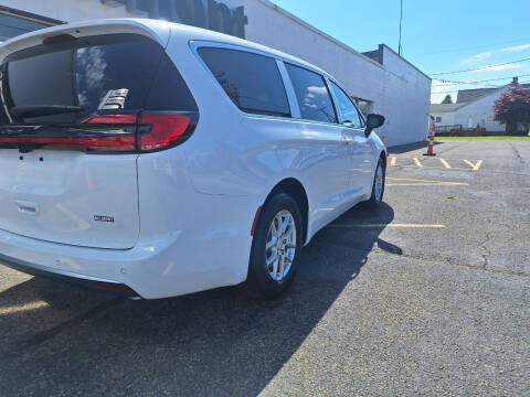 2027 Chrysler Pacifica Select