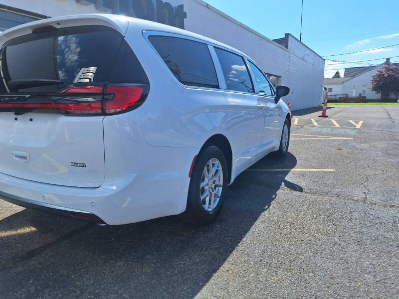 2027 Chrysler Pacifica Select