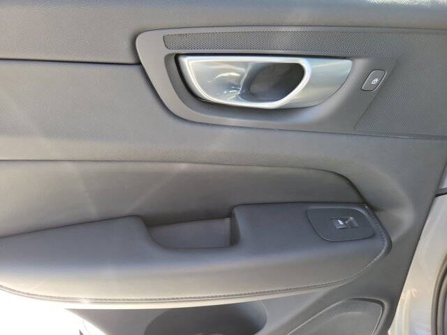 2024 Volvo XC60 B5 Core Dark Theme
