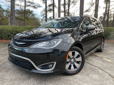 2018 Chrysler Pacifica Hybrid for sale at SELECTIVE Cars & Trucks in Woodstock GA