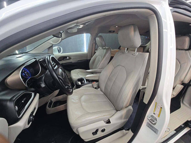 2017 Chrysler Pacifica Touring-L