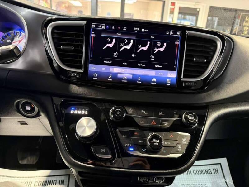 2025 Chrysler Pacifica Select