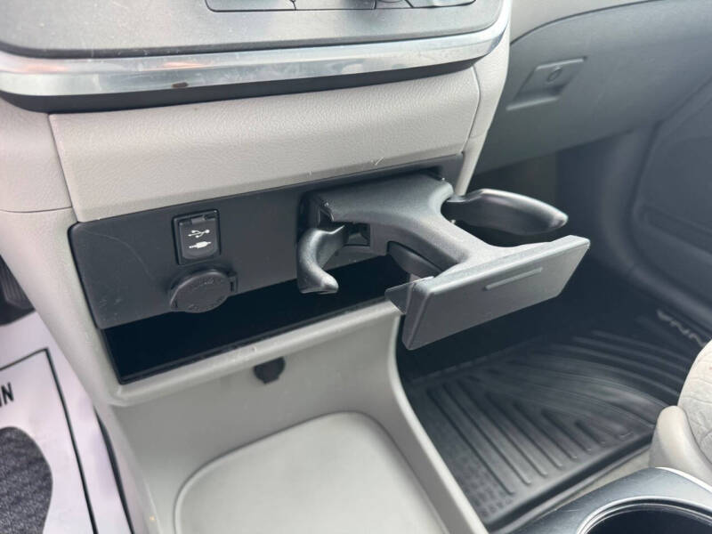 2017 Toyota Sienna LE 8-Passenger