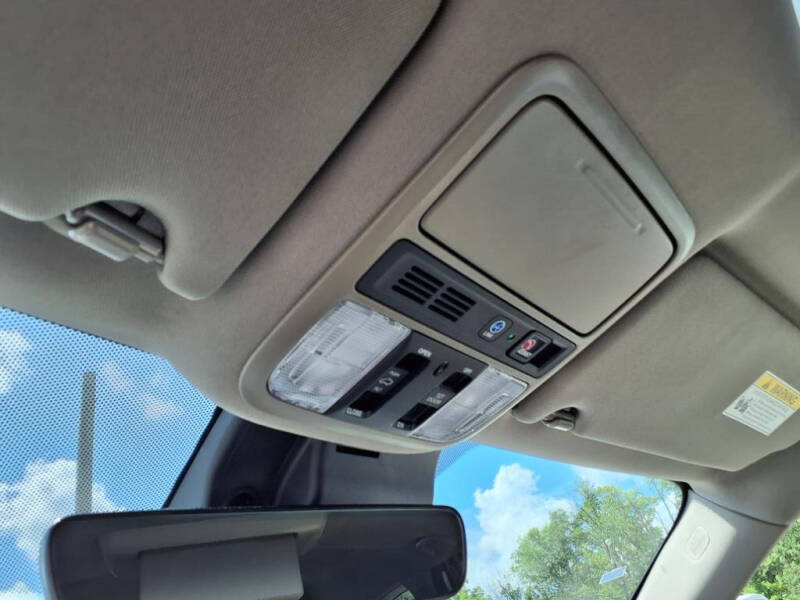 2022 Honda Pilot Touring w/Rear Captain's Chairs