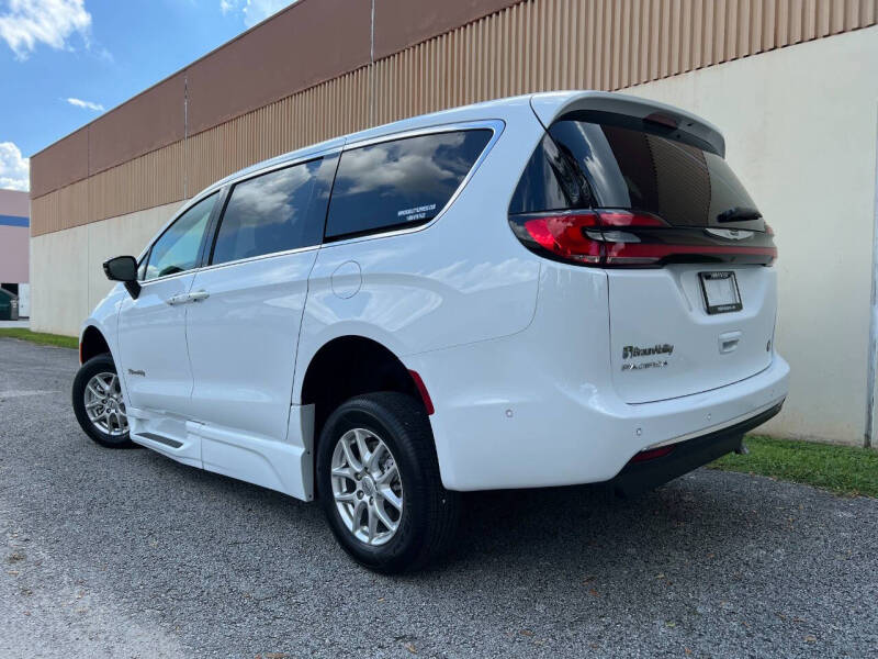 2024 Chrysler Pacifica Touring L