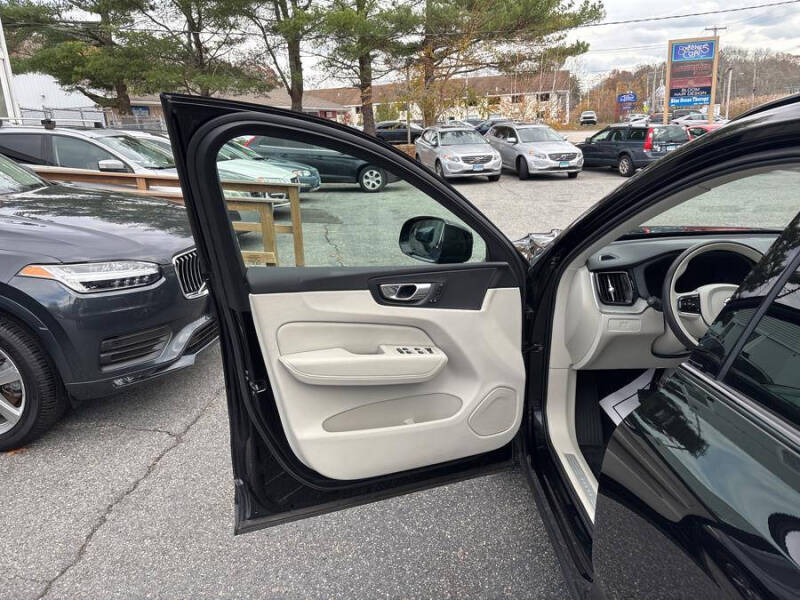 2024 Volvo XC60 B5 Plus Dark Theme