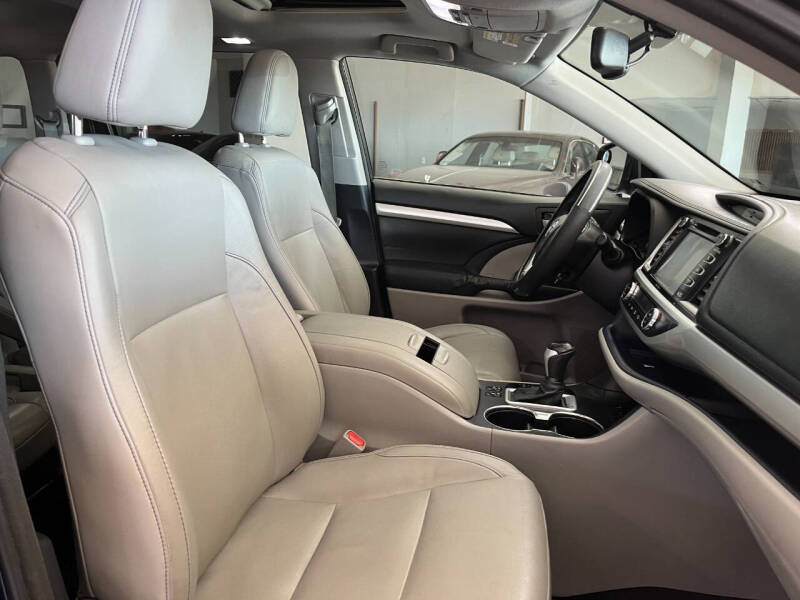 2015 Toyota Highlander XLE photo 36