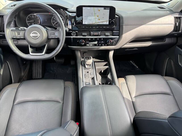 2024 Nissan Pathfinder SL