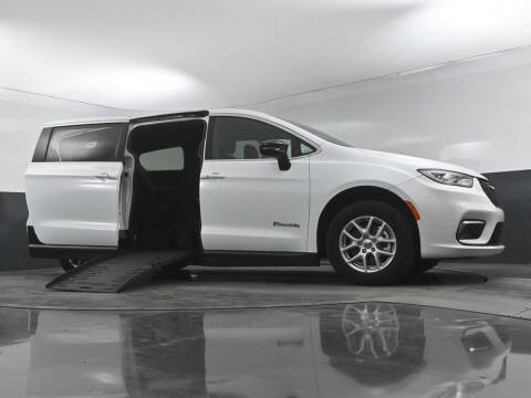 2024 Chrysler Pacifica Touring