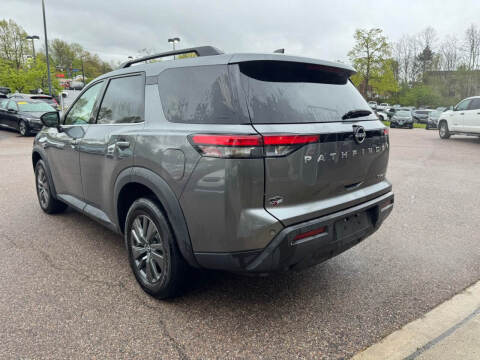 2022 Nissan Pathfinder SV
